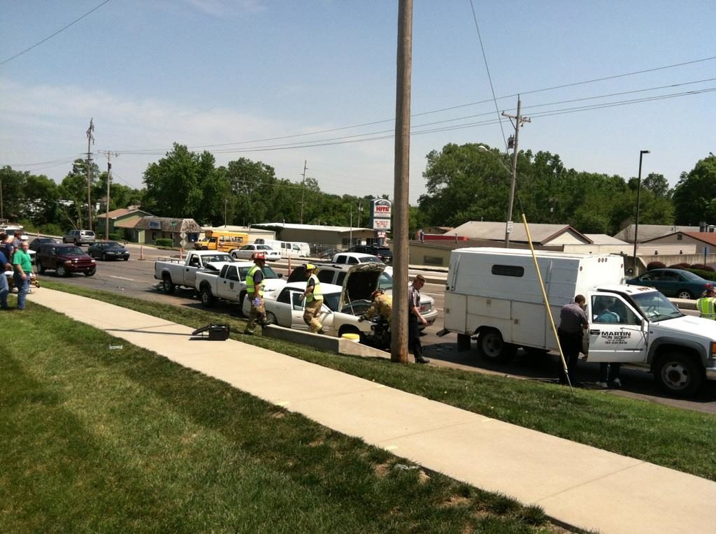 Serious injuries reported in 5vehicle accident near Sixth Street and